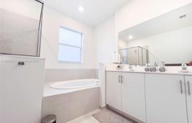 4 odalılar şehir içinde müstakil ev 292 m² Miami'de, Amerika Birleşik Devletleri. $800,000