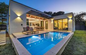 3 odalılar şehir içinde müstakil ev 208 m² Miami'de, Amerika Birleşik Devletleri. $1,975,000
