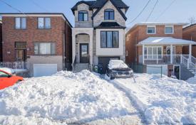 11 odalılar şehir içinde müstakil ev Scarborough'da, Kanada. C$2,104,000
