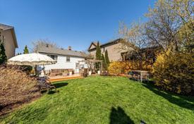 9 odalılar şehir içinde müstakil ev Scarborough'da, Kanada. C$1,225,000