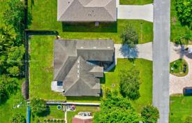 5 odalılar şehir içinde müstakil ev 311 m² Florida'da, Amerika Birleşik Devletleri. $522,000
