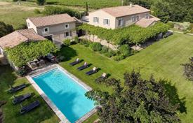 13 odalılar villa Saint-Saturnin-lès-Apt'da, Fransa. 2,690,000 €