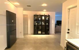 3 odalılar şehir içinde müstakil ev 156 m² Miami'de, Amerika Birleşik Devletleri. $610,000