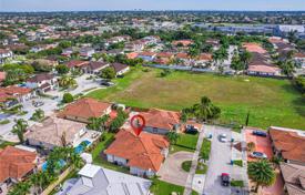 Şehir içinde müstakil ev – West End, Miami, Florida,  Amerika Birleşik Devletleri. $765,000