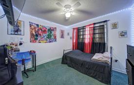4 odalılar şehir içinde müstakil ev 291 m² Miami'de, Amerika Birleşik Devletleri. $779,000