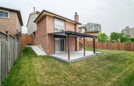 7 odalılar şehir içinde müstakil ev Etobicoke'de, Kanada. C$1,165,000