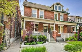 3 odalılar konak East York'da, Kanada. C$1,254,000