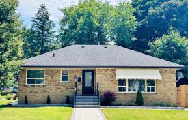 12 odalılar şehir içinde müstakil ev Scarborough'da, Kanada. C$1,354,000