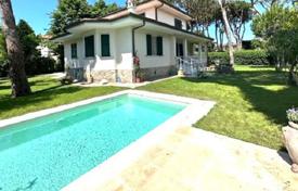 Villa Forte dei Marmi'de, İtalya. 25,000 € haftalık