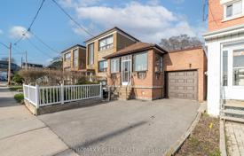 7 odalılar şehir içinde müstakil ev York'da, Kanada. C$1,289,000