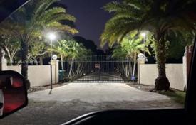 3 odalılar şehir içinde müstakil ev 196 m² Miami'de, Amerika Birleşik Devletleri. $1,100,000