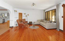 4 odalılar şehir içinde müstakil ev 443 m² Miami'de, Amerika Birleşik Devletleri. $1,200,000