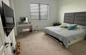 3 odalılar şehir içinde müstakil ev 233 m² Miami'de, Amerika Birleşik Devletleri. $910,000