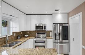 4 odalılar şehir içinde müstakil ev 245 m² Miami'de, Amerika Birleşik Devletleri. $750,000
