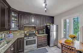 11 odalılar şehir içinde müstakil ev Scarborough'da, Kanada. C$1,325,000