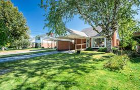 9 odalılar şehir içinde müstakil ev Scarborough'da, Kanada. C$1,208,000