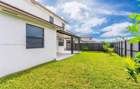 4 odalılar şehir içinde müstakil ev 329 m² Miami'de, Amerika Birleşik Devletleri. $789,000