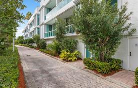 Yazlık ev – Collins Avenue, Miami, Florida,  Amerika Birleşik Devletleri. 1,398,000 €
