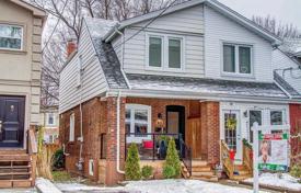 4 odalılar konak East York'da, Kanada. C$1,292,000