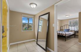 4 odalılar şehir içinde müstakil ev 120 m² Miami'de, Amerika Birleşik Devletleri. $550,000