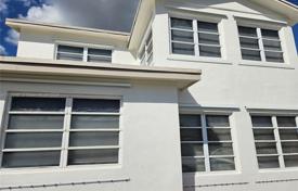 Şehir içinde müstakil ev 319 m² Miami'de, Amerika Birleşik Devletleri. $950,000