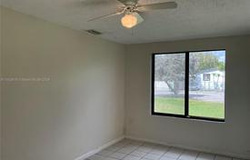 3 odalılar şehir içinde müstakil ev 119 m² Miami'de, Amerika Birleşik Devletleri. $450,000