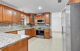 4 odalılar şehir içinde müstakil ev 246 m² Miami'de, Amerika Birleşik Devletleri. $1,037,000