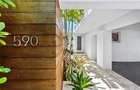Şehir içinde müstakil ev – Miami sahili, Florida, Amerika Birleşik Devletleri. $2,450,000