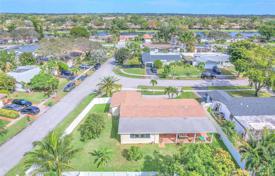 Şehir içinde müstakil ev – Pembroke Pines, Broward, Florida,  Amerika Birleşik Devletleri. $675,000