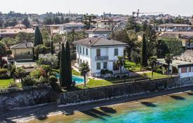 Villa – Desenzano del Garda, Lombardiya, İtalya. Talep üzerine fiyat