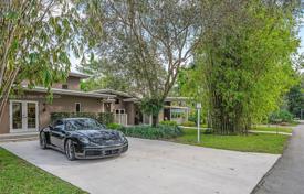 3 odalılar şehir içinde müstakil ev 362 m² Miami'de, Amerika Birleşik Devletleri. $2,585,000