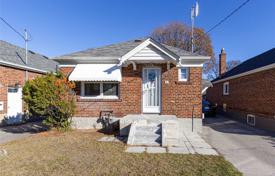 3 odalılar şehir içinde müstakil ev Etobicoke'de, Kanada. C$1,315,000