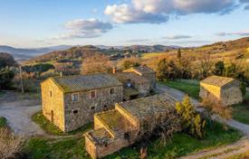 Arsa Radicondoli'de, İtalya. 2,800,000 €