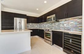 4 odalılar şehir içinde müstakil ev 321 m² Miami'de, Amerika Birleşik Devletleri. $1,150,000
