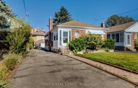 8 odalılar şehir içinde müstakil ev East York'da, Kanada. C$1,548,000