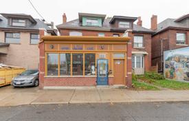 8 odalılar konak Dundas Street West'da, Kanada. C$1,907,000