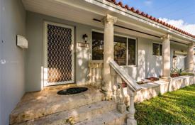 Yazlık ev – Coral Gables, Florida, Amerika Birleşik Devletleri. 675,000 €
