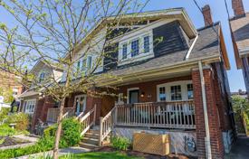 3 odalılar konak East York'da, Kanada. C$1,140,000