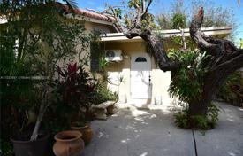 2 odalılar şehir içinde müstakil ev 186 m² Miami'de, Amerika Birleşik Devletleri. $700,000