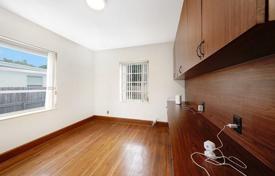 3 odalılar şehir içinde müstakil ev 186 m² Miami'de, Amerika Birleşik Devletleri. $845,000