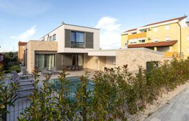 6 odalılar şehir içinde müstakil ev 238 m² Umag'da, Hırvatistan. Price on request