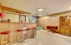 8 odalılar şehir içinde müstakil ev Etobicoke'de, Kanada. C$1,661,000
