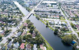 Şehir içinde müstakil ev – North Miami Beach, Florida, Amerika Birleşik Devletleri. $567,000