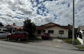 Şehir içinde müstakil ev – Hialeah, Florida, Amerika Birleşik Devletleri. $680,000