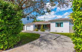 4 odalılar şehir içinde müstakil ev 220 m² Miami'de, Amerika Birleşik Devletleri. $2,250,000