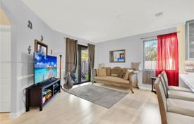 5 odalılar şehir içinde müstakil ev 295 m² Miami'de, Amerika Birleşik Devletleri. $740,000