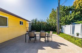 4 odalılar şehir içinde müstakil ev 225 m² Miami'de, Amerika Birleşik Devletleri. $815,000