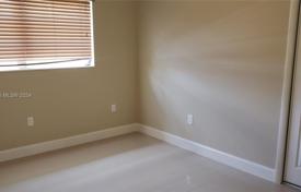 3 odalılar şehir içinde müstakil ev 177 m² Miami'de, Amerika Birleşik Devletleri. $785,000