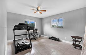3 odalılar şehir içinde müstakil ev 318 m² Miami'de, Amerika Birleşik Devletleri. $985,000