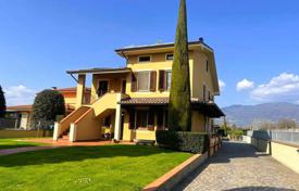 4 odalılar villa 200 m² Capannori'de, İtalya. 890,000 €